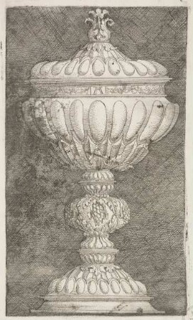Deckelpokal mit Granatäpfeln im Knauf