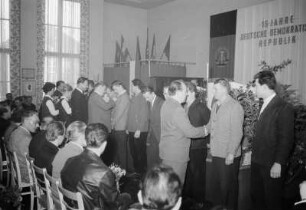 Feierstunde 15 Jahre DDR, Poln. Delegation, Sozial. Brigade Zimmerm., Aktivist Wl. Schmidt