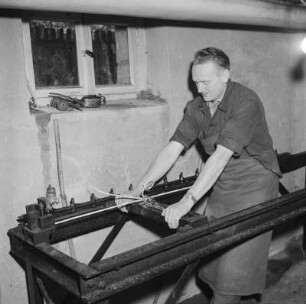 Spangenberg. Mitarbeiter bei der Peitschenherstellung