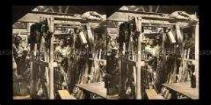Soldaten und Waffen im Lager Saalburg bei Autry