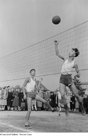 Koreanischer Volleyballspieler bei einer Veranstaltung anlässlich des Tags der Republik, im Hintergrund das Publikum
