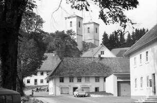 Herrischried: Straße mit Kirche