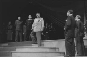 Szenenbilder aus dem Drama "Der große Verrat" von Ernst Fischer (in der 2. Besetzung) am Deutschen Theater Berlin : Szene mit Willy A. Kleinau als Pablo Malabranca (Mitte)