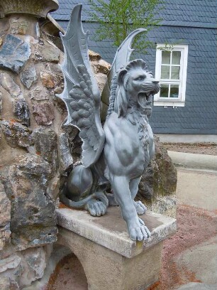 Grossbreitenbach - Geflügelter Löwe : Geflügelte Löwenskulptur am Brunnen vor dem Rathaus, aufgenommen in Grossbreitenbach im Thüringer Wald am 29. April 2012