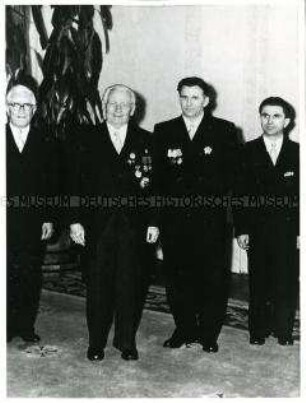 Wilhelm Pieck mit dem neuen albanischen Botschafter Gakio Pazi
