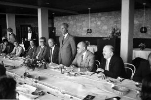 Freiburg: Konferenz Essen im Hotel Jägerhäusle, mit Oberbürgermeister Keidel, Direktor ? und Stadträte