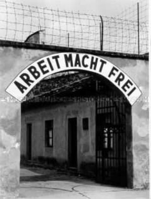 Tor zum Hof 1 in der KZ-Gedenkstätte Theresienstadt