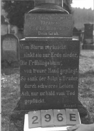 Grabstein 296 (Index: 100009318) Maße HxBxT: 210x40x40 cm Beschreibung: Grabstein in Form einer abgebrochenen Säule: Grabstein 296E