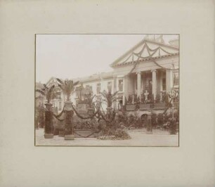 Rathaus, Frontalansicht mit Großherzog-Ludwig-Brunnen.