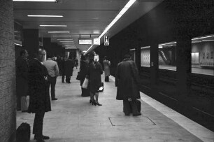 Frankfurt: Flughafen; Gruppe mit Journalisten auf dem S-Bahnsteig