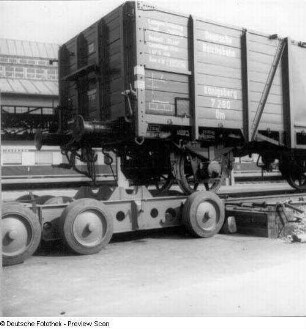 Überführung eines offenen Güterwagens der Deutschen Reichsbahn auf einen Culemeyer-Straßenroller (Spezialtieflader) zum Straßentransport