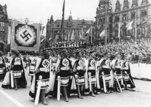 Hamburg. Reichstagung der Nationalsozialistischen Vereinigung Kraft durch Freude (KdF) vom 10.06. - 12.06.1938. Festumzug. SS - Männer stellen Ordenritter dar.
