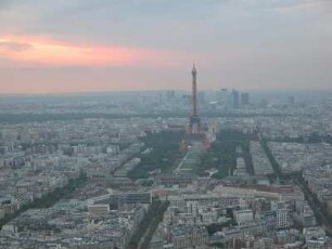 Blick vom Tour Montparnasse auf den Eiffelturm und die westlichen Vorstädte