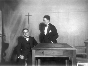 Regisseur Josef Gielen (rechts) und Autor Franz Jung anläßlich der Uraufführung von dessen Schauspiel "Legende", Staatsschauspiel Dresden 13.10.1927. Aufnahme im Bühnenbild "Wohnküche Richter". Fotografie (Negativabzug auf Papier) von Ursula Richter