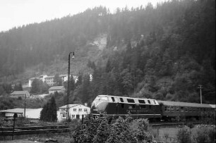 Triberg: Diesellok mit Zug im Fahren