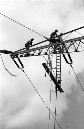 Singen: Monteure auf Zuleitungmast