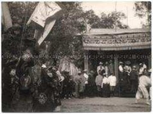 Parlamentarier bei Feierlichkeiten in Lutsun, Foto von der parlamentarischen Studienreise nach Ostasien des Reichstagsabgeordneten Dr. Georg Lucas