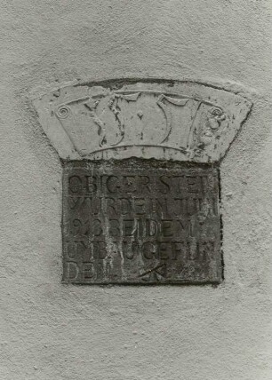 Schlussstein mit Inschrifttafel von 1913