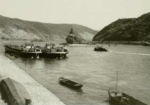 Pfalz bei Kaub : Die Pfalz bei Kaub mit Motorgüterschiffen auf dem Rhein