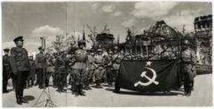 Sowjetsoldaten beim Appell zur Verabschiedung der Flagge vor dem Reichstag am 20. Mai 1945