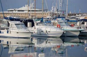 Antibes - Yachthafen : Yachten im Hafen von Antibes, aufgenommen im April 2006