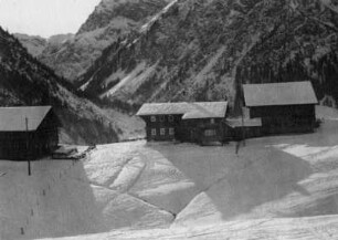 Gebirgsdorf im Schnee