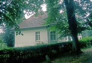 ehemaliges Gut Trenthorst-Wulmenau: Wulmenau 13: giebelständiges Wohnhaus: Traufseite: rechts Straßenfront mit Auslucht