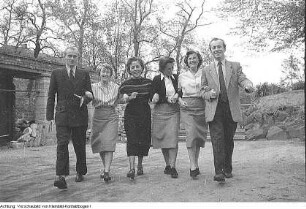Bautzen. Nationaldemokratische Partei Deutschlands (NDPD), Bezirksparteitag, Begrüßungstafel, Ankunft der Delegierten auf dem Bahnhof, September 1956 & Nationaldemokratische Partei Deutschlands (NDPD) - Christlich Demokratische Union (CDU), September 1956