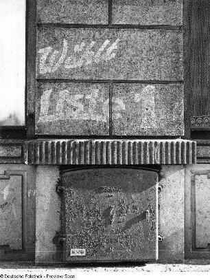 Inschrift "Wählt Liste 1" an einer Hauswand