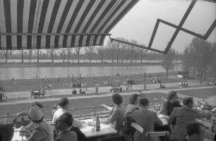 Badebetrieb in Rappenwört an Ostern 1952.
