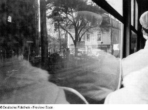 Dresden-Weißer Hirsch, Bautzner Landstraße. Blick auf ein Gardinengeschäft, fotografiert aus einer Straßenbahn