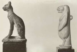 Katze (links) und Göttin Toeris, Göttin der Fruchtbarkeit, in Nilpferdgestalt mit Menschenarmen (rechts)