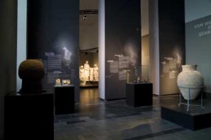 Blick in den Ausstellungsbereich "Vom Werden einer Stadt" der Sonderausstellung "Pergamon - Panorama der antiken Metroploe (30.09.2011 - 30.09. 2012)