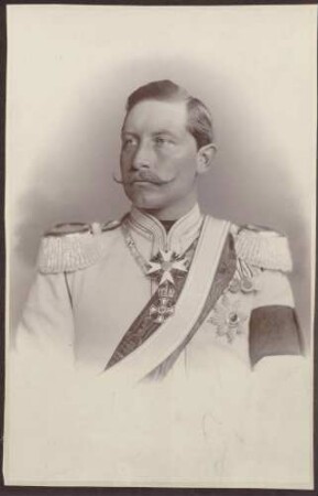 Kaiser Wilhelm II. in Uniform mit Auszeichnungen, Brustporträt.