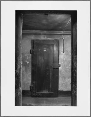 Zellentür zur Zelle 17 im Keller von Block 11, Auschwitz