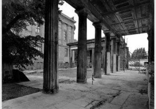 Kolonnaden auf der Museumsinsel mit Blick zur Nationalgalerie