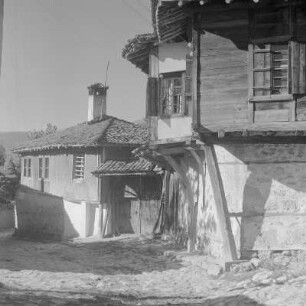 Landleben in Kopriwschtiza im zentralen Teil des Sredna-Gora-Gebirges. Typische Wohnhäuser der altbulgarischen Architektur