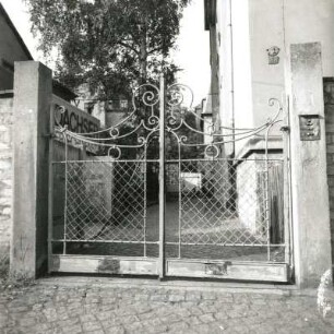 Dresden-Trachau. Buchholzer Straße 2. Wohnhaus(Anfang 20. Jh.). Tor der Einfriedung