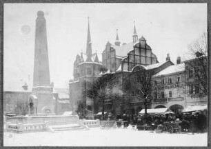 Saalfeld. Markplatz mit Marktständen. Winteraufnahme