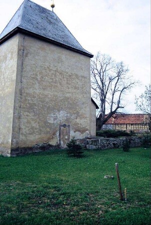 Kirchturm, Seitenansicht mit ehemaligem Turmeingang (vermauert)