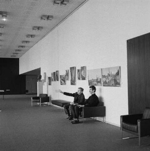 Verlag der Kunst, Ausstellung Kulturpalast : Dresden. Besucher während der Ausstellung des Verlages VEB Verlag der Kunst im Dresdner Kulturpalast (möglicherweise zum 20. Jahrestages des Verlages 1972)