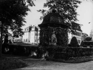 Schloss Veitshöchheim : Statue der Göttin Diana vor dem Schloss Veitshöchheim