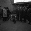 HAKO-Werke GmbH: Lübecker Straße, Ecke Berliner Ring: Hersteller von Maschinen zur Bodenreinigung und Grundstückspflege: Besichtigung durch Premierminister von Kamerun Charles Assalé: auf Werksgelände: Firmenchef Hans Koch gibt Assalé und seinem Gefolge Erläuterungen zu Universal-Motorgerät mit allen Messersorten "motorisiertes Buschmesser": im Beisein von Ministerialrat Walter Bausenhart vom Innenministerium, Polizist