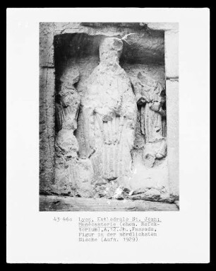 Figur eines Bischofs