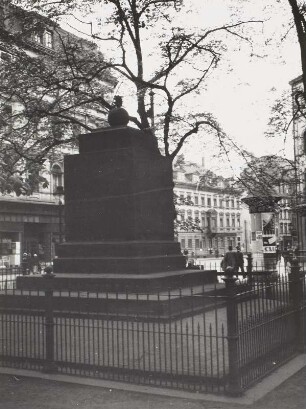 Elster-Brücken-Sprengungsdenkmal : Denkmal zur Erinnerung an die vorzeitige Elster-Brückensprengung am 19. Oktober 1813 (Stein, 1863). Friedrich-Ludwig-Jahn-Allee & Thomasiusstraße & Ranstädter Steinweg