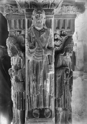 Nordflügel — Pfeiler Relief