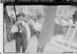 Fasnacht Sigmaringen; Bräuteln beim Rathausbrunnen