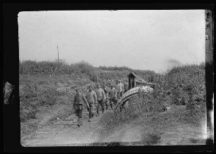 "Verkehr" auf Straße Montauban-de-Picardie (Dep. Somme, Frankreich) - Maricourt (Dep. Somme, Frankreich)