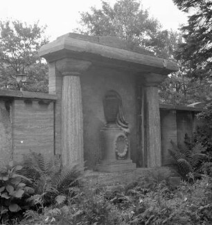 Wandgrabmal einer Familie : Wandgrabmal einer Familie. Stein (1901/1920). Chemnitz-Reichenbrand, Friedhof der Johanneskirchgemeinde