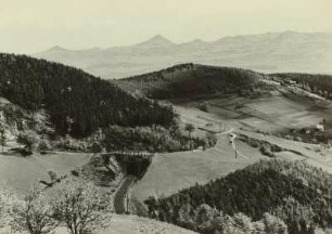 Blick vom Niklasberger Kreuz nach Südwesten. Im Hintergrund das Böhmische Mittelgebirge mit Kletschen (705 m,links) und Milleschauer (835 m, Mitte)